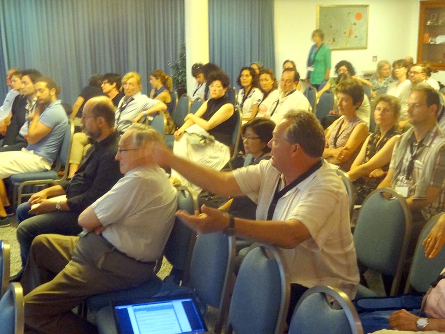 Jerry Taylor asks a question at a session cytogenetics Colloquium Ischia Italy